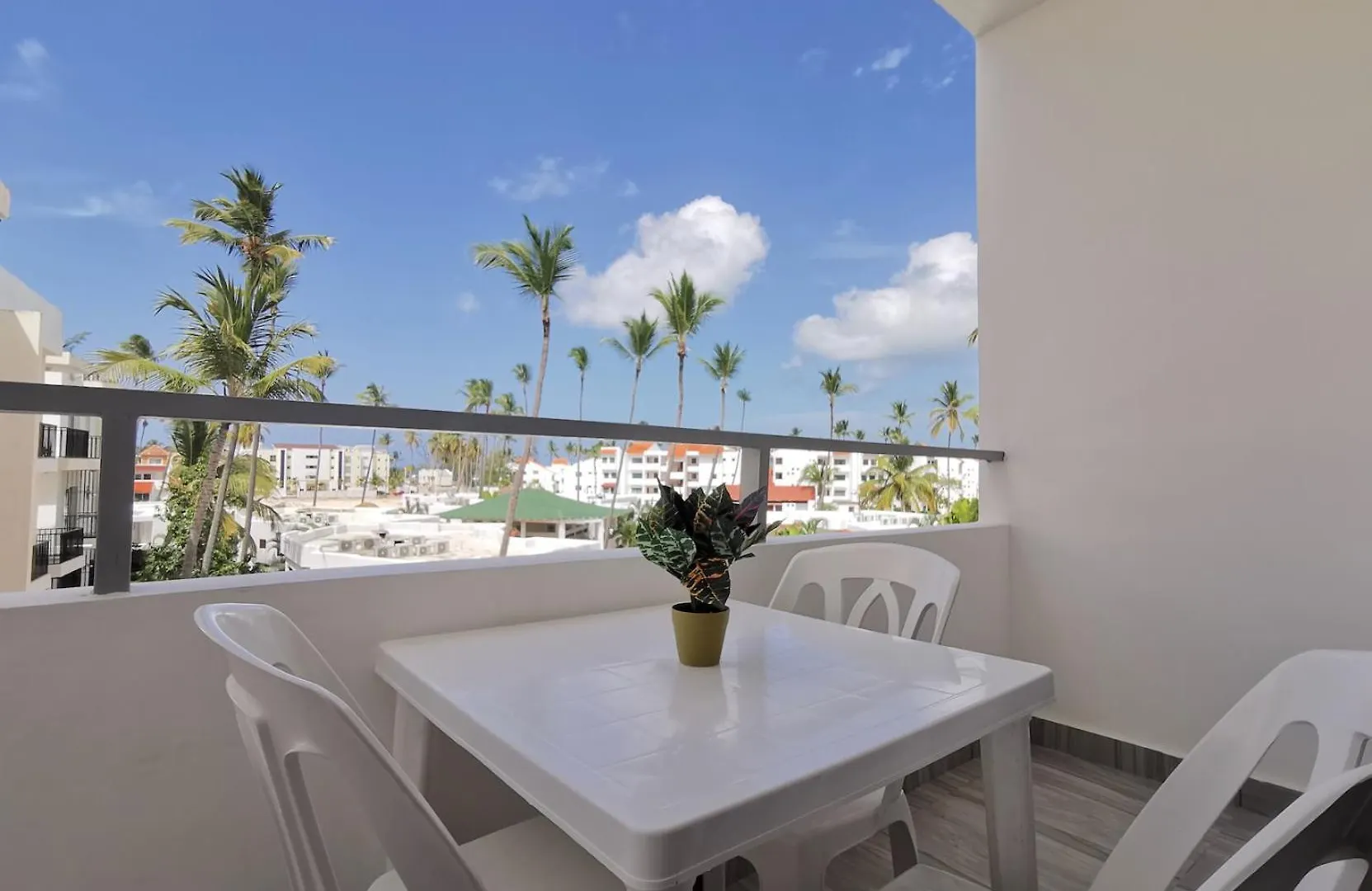 Vacation Suites With Rooftop Pool, Spa, Restaurants - Playa Los Corales Punta Cana Dominik Cumhuriyeti